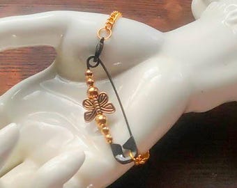 Serenity - Bracciale a farfalla con spilla di sicurezza in catena di metallo dorato