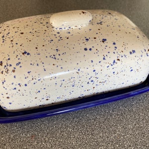Butterdose, gesprenkeltes Blau und Weiß