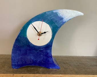 Reloj de mesa, diseño de cerámica artesanal con diseño de olas.