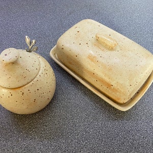 Butterdose und Zuckerdose mit Löffel-Oatmeal-Glasur