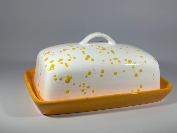 Handgefertigte Butterdose aus gepunkteter Keramik mit Deckel, weiß-gelber Butterbehälter aus Steinzeug