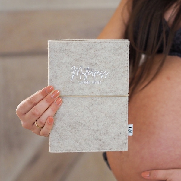 Personalized maternity passport cover made of felt | beige | A nice companion during pregnancy