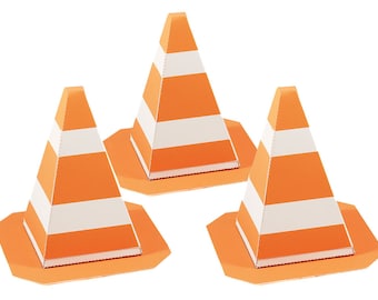Puede incluir: Tres cajas de regalo para fiestas en forma de cono de tráfico naranja y blanco a rayas. Las cajas son de cartón y tienen una base plana.
