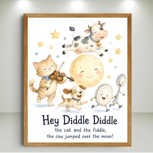 Könnte beinhalten: Ein gerahmter Kunstdruck mit Aquarellillustrationen der Figuren aus Hey Diddle Diddle, darunter eine Katze mit Geige, eine Kuh, die über den Mond springt, ein Hund, ein Teller und ein Löffel, sowie der Text Hey Diddle Diddle the cat and the fiddle, the cow jumped over the moon.