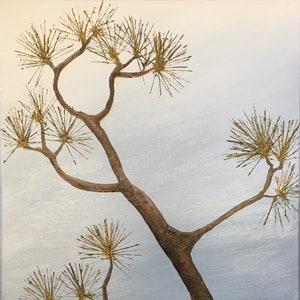 Puede incluir: Una pintura de un árbol estilizado con ramas marrones y agujas verdes sobre un fondo azul claro. La firma del artista, "Heidi Heiser", está en la esquina inferior izquierda.