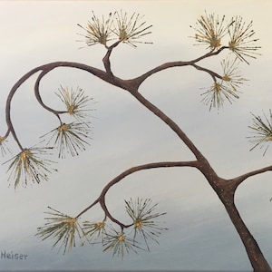 Puede incluir: Una pintura de una rama de pino estilizada con agujas verdes y un tronco marrón sobre un fondo azul claro. La firma del artista, "Heidi Heiser", está en la esquina inferior izquierda.