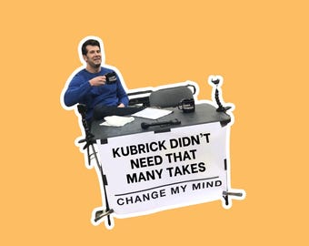 Könnte beinhalten: Ein Meme mit einem Mann, der an einem Schreibtisch sitzt und eine Tasse hält. Der Schreibtisch zeigt ein Schild mit dem Text "KUBRICK DIDN'T NEED THAT MANY TAKES CHANGE MY MIND" in Schwarz auf Weiß. Der Hintergrund ist einfarbig orange.