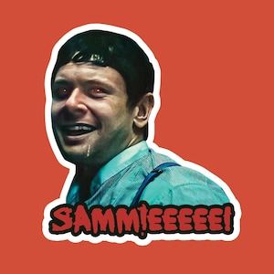 Puede incluir: Una pegatina que presenta a un hombre con ojos rojos y una sonrisa siniestra, con una camisa azul a rayas y tirantes. La pegatina tiene el texto "SAMMIEEEEE!" en rojo, con letras goteando, sobre un fondo rojo.