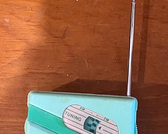 Radio de bolsillo vintage Gran Prix color verde espuma de mar