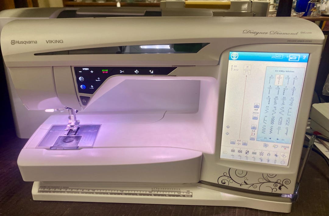 Husqvarna Viking Designer Diamond Deluxe Sewing Machine and Accessories ...