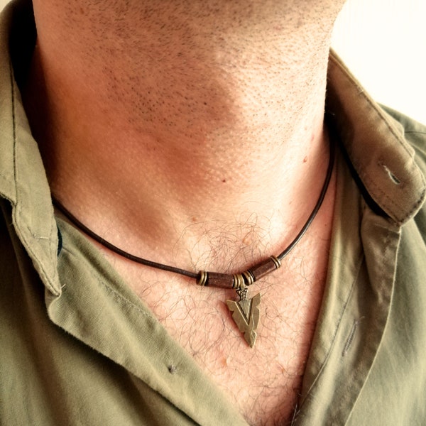 Collier pointe de flèche homme, tour de cou lance, collier cordon cuir, bijoux occidentaux, cadeau pour lui, collier flèche bronze