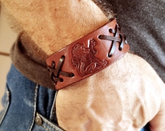 Bracelet homme lion, bracelet cuir marron, bracelet lion relief, bracelet jonc large, cadeau lion, bracelet cuir réglable, cadeau pour lui