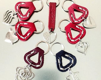 Llavero cuero mujer, llavero corazón, llavero cuero rojo, regalo para ella, accesorio de cuero, llavero estrella, llavero charm flore