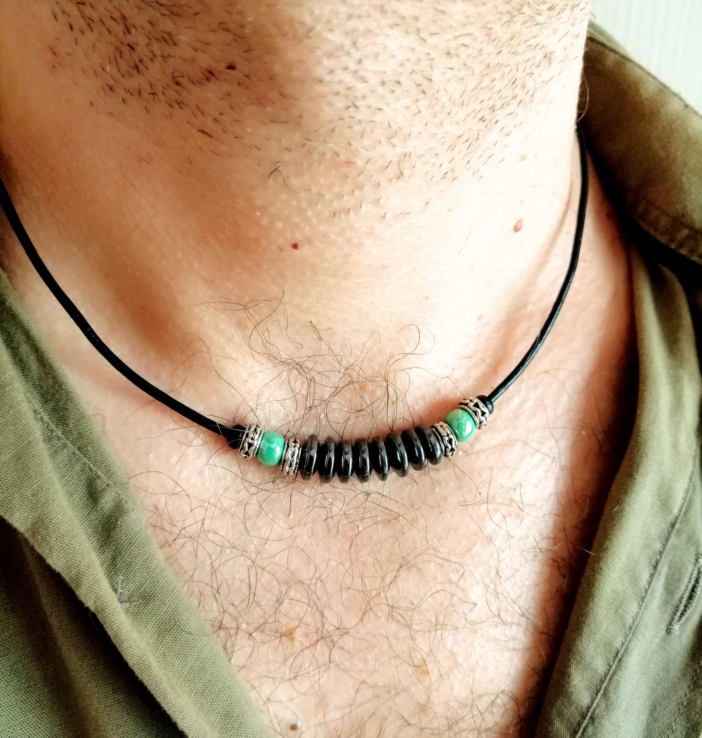 Collier surfeur homme, tour de cou cordon cuir, collier vert noir, bijoux  boho, tour de cou surf perlé, cadeau pour lui, collier hématite -   France