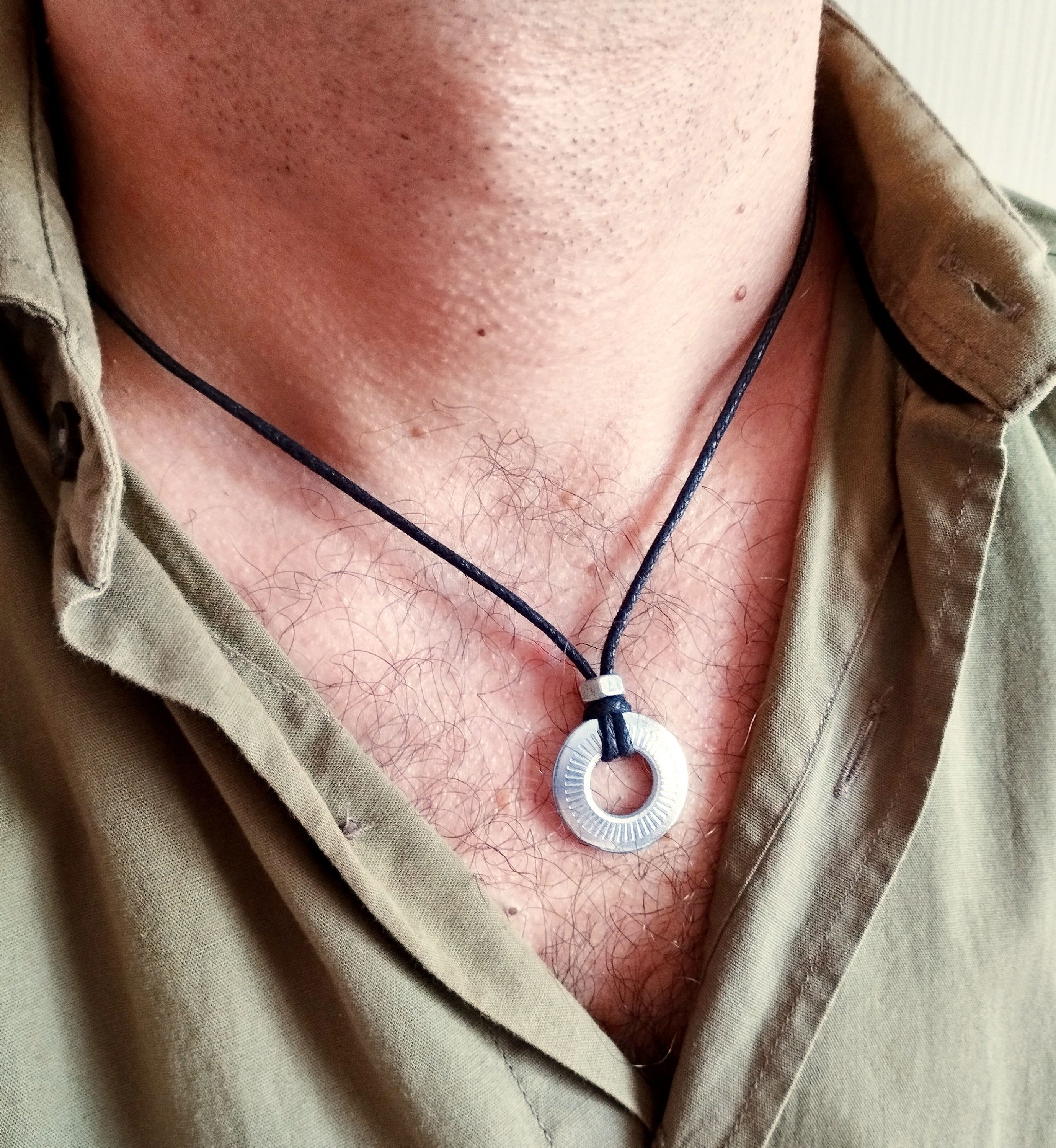 Cupimatch - collana buddista da uomo, in acciaio INOX, con ciondolo apribile a forma di tubo, catenina da 55,9 cm inclusa