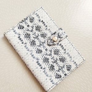 Cartera viaje cuero, porta pasaporte gris, organizador viajes, tarjetero cartera piel serpiente, regalo cuero unisex