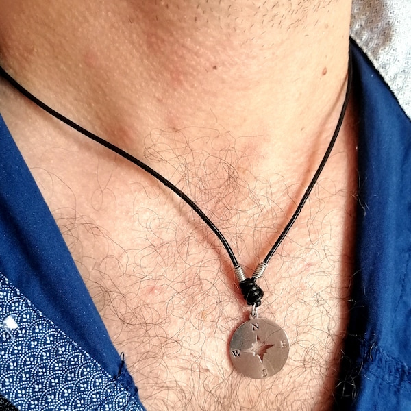 Collier boussole homme, collier pendentif rose des vents, collier cordon cuir acier inoxydable, cadeau pour lui, cadeau de voyageur