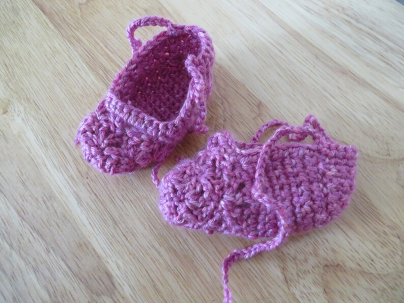 Handmade Crochet Baby ballet slippers, booties, newborn 3 months old, pink with ties, free shipping image 3