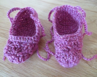 Handmade Crochet Baby ballet slippers, booties, newborn - 3 months old, pink with ties, free shipping