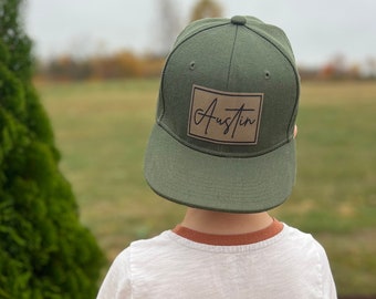 Bonnet personnalisé pour bébé, chapeau personnalisé avec nom, chapeau avec écusson en cuir, cadeau de Noël pour enfant en bas âge, cadeau d'anniversaire pour enfant, chapeau de bébé