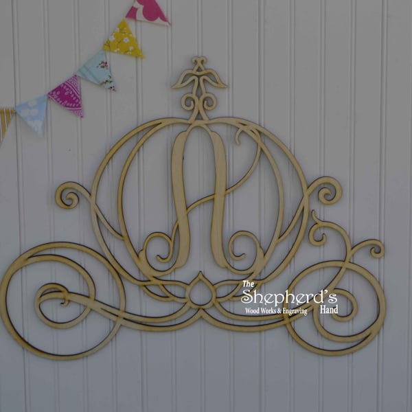 Chariot monogramme en bois | Personnalisé| Suspension murale| Décoration d'anniversaire de mariage | Couronne | Pépinière | Baby Shower | Chambre de fille | Cendrillon