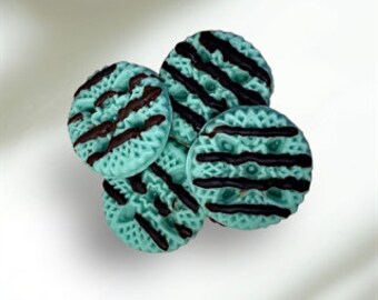 La cera de galleta de chocolate rayada se derrite / La cera de galleta rayada de chocolate con menta se derrite