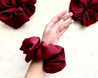 Großer roter Satin-Haargummi, seidiges weinrotes Haargummi