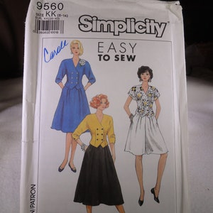 Puede incluir: Patrón de costura Simplicity con ilustraciones de diseños de ropa de mujer. El patrón incluye un vestido azul, una chaqueta amarilla con una falda negra y una blusa blanca con pantalones cortos. Se muestra el texto "EASY TO SEW".