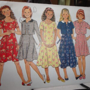 Könnte beinhalten: Ein Schnittmuster für fünf Mädchenkleider. Das Muster beinhaltet ein rotes Blumenkleid, ein schwarz-weißes Gingham-Kleid, ein gelbes Blumenkleid, ein blaues Blumenkleid und ein rosa Blumenkleid. Das Muster ist für die Größen 7-10.