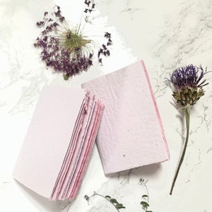 9 x 6cm Piccolo taccuino/sketchbook/scrapbook/album degli incantesimi fatto a mano - carta fatta a mano nei toni del rosa