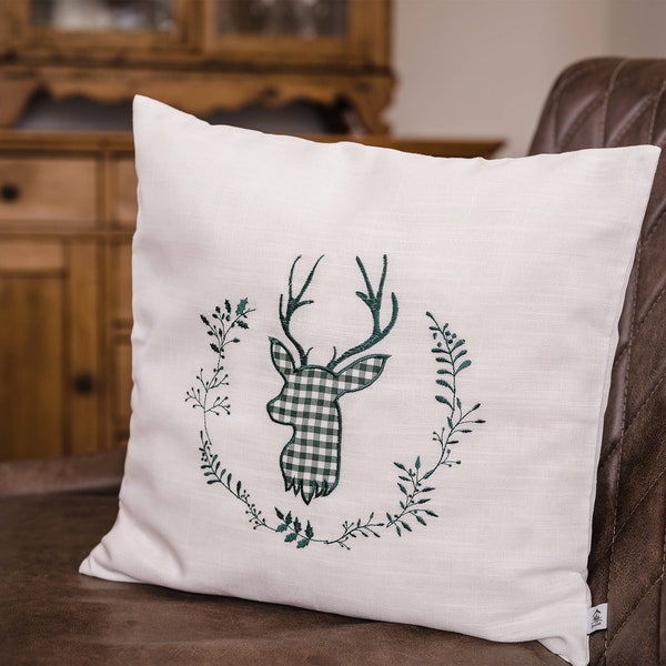 Zirbenkissen beige grün bestickt mit Hirsch  Größe 40x40 cm befüllt mit Zirbenflocken aus Alpen Zirbenholz in extra Inlett