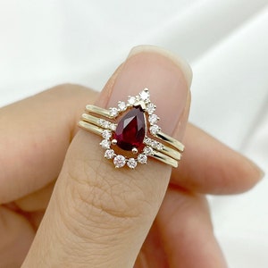 Conjunto de anéis de ouro rosa 14K com rubi e pera: aliança de casamento com diamantes