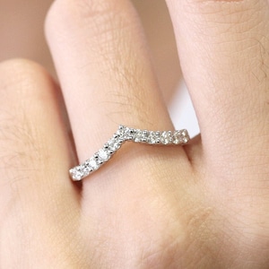 14K Diamond Chevron Wedding Band / Diamond Ring / Chevron Band / Matching Band Ring / Stackable Ring / White Gold / Anniversary Ring imagem 1