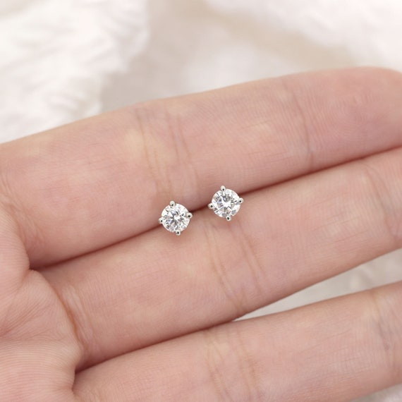 14Kゴールド ラブダイヤモンド スタッドピアス：上品なラウンド 