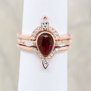 Conjunto de anéis de noivado em ouro rosa 14K com rubi: aliança de noiva com diamante lapidado em pera