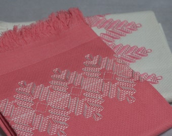 Vintage geborduurde roze en witte katoenen keukenhanddoeken,