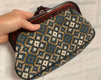 Pochette vintage en tricot bleu et beige à l'aiguille avec fermeture Kiss Lock