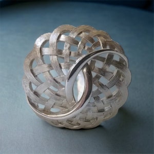 Broche vintage de tejido de cesta con corona Trifari en tono plateado