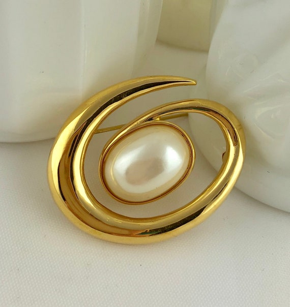 Vintage Monet Brooch, Gold Tone Brooch with Faux … - image 5