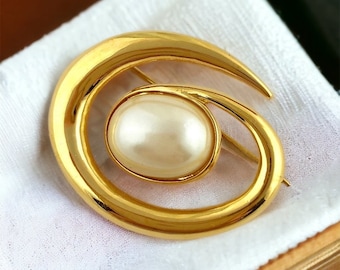 Vintage Monet Brooch, Gold Tone Brooch with Faux Pearl, Geometric Brooch Pin,Classic Jewelry, Best Gift for Her