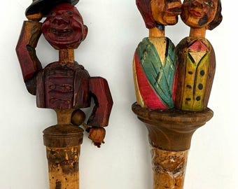Handsnidade träfigurer, par flaskproppar, kyssande par och hatttippare