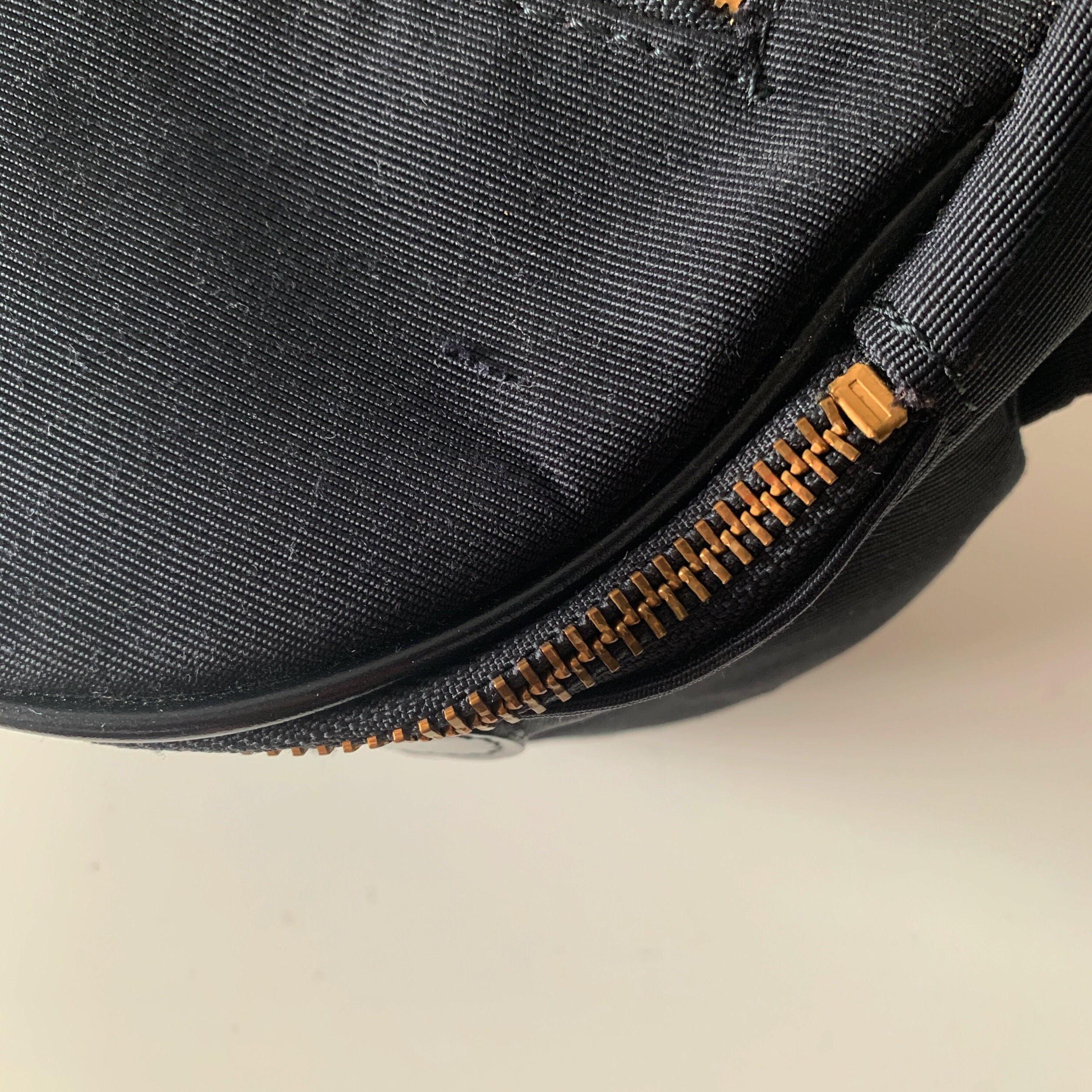 MOSCHINO ウエストバッグ 黒 金色 送料込み 匿名配送 MOSCHINO ウエストバッグ 黒 金色 送料込み 匿名配送 - メルカリ