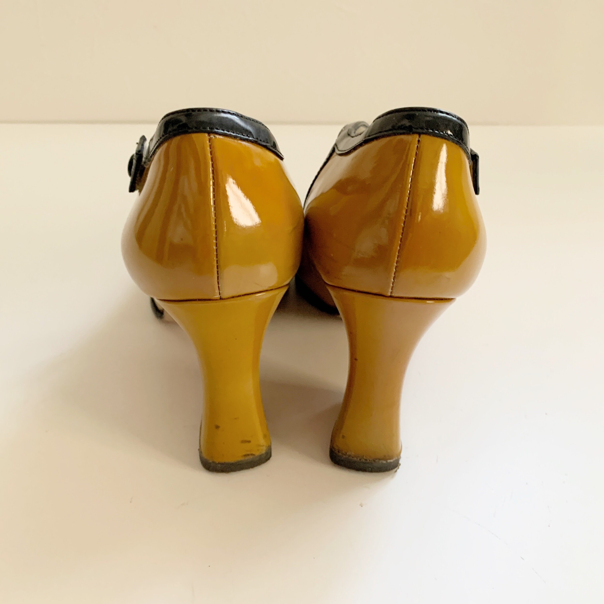 パンプス PRADA BICOLOR PATENT LEATHER PUMPS Prada Modellerie d'Orsay Spike Bicolor Leather Pumps