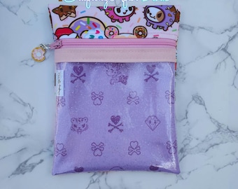 Custom Ju Ju Be Donutella's Sweet Shop 2.0 Tokidoki Glitter Vinyl Clear Bolsa con cremallera de primeros auxilios, accesorio para bolsa de pañales con cremallera Fabricación después del anochecer