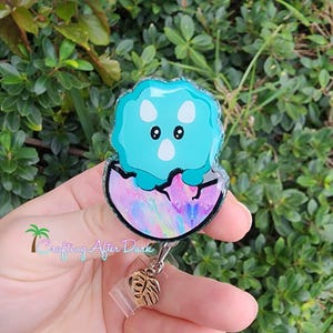 Porta badge a forma di triceratopo, porta badge a forma di simpatico dinosauro, porta badge a forma di glitter, clip per cintura a forma di cucciolo di dinosauro, porta badge in acrilico per infermieri, clip regalo per badge per insegnanti