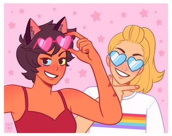 Pode incluir: Dois personagens de desenho animado, um com cabelo castanho e orelhas de gato usando óculos de sol em forma de coração rosa, e o outro com cabelo loiro usando óculos de sol em forma de coração azul, sorriem e posam para uma foto. O fundo é rosa com estrelas brancas.