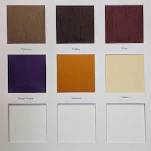 Pu&ograve; includere: Una tavolozza di colori con nove campioni di tessuto in varie tonalit&agrave;. I colori includono tabacco, caff&egrave;, vino, viola reale, raccolto, vaniglia e due campioni bianchi. Ogni campione &egrave; etichettato con il suo nome di colore corrispondente.