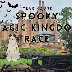 Könnte beinhalten: Ein gruseliges Halloween-Rennen im Magic Kingdom mit einer schwarzen Kutsche, zwei Geistern und Fledermäusen, die in der Luft fliegen. Der Text "YEAR ROUND SPOOKY MAGIC KINGDOM RACE" ist auf dem Bild zu sehen.