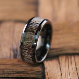 Anello con corna di cervo Anello in ceramica nera con intarsio di corna ombre Fede nuziale in ceramica smussata finitura lucida 8mm - Fede nuziale in ceramica