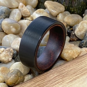 フラットブラックブラッシュドタングステンウッドリング | スネークウッド結婚指輪、木製婚約指輪、記念日リング、ブラックタングステンカーバイドコンフォートフィットバンド